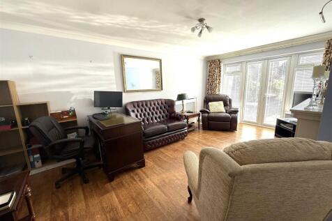 7 mayflower drive new lounge.jpeg