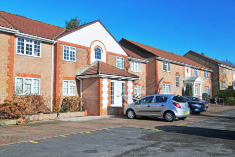 Two bedroom, first floor apartment close to Three