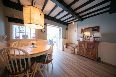 Breakfast room & sun lounge