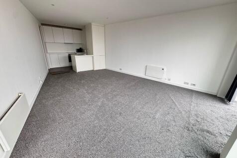 This One Bedroom Apartment is located in the modern Rotunda building in the heart of Birmingham New Street as is within walking distance to Grand Central Station and many other amenities just outside