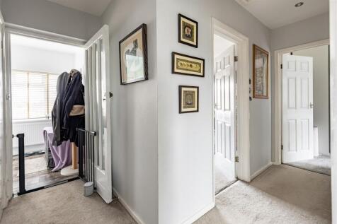 16a Amesbury Close (6).jpg