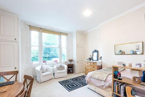 LONG LET. This delightful raised ground floor studio flat benefits from a well proportioned and bright studio room and access to pretty communal gardens.
