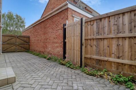 Enclosed Driveway - EweMove Swindon South