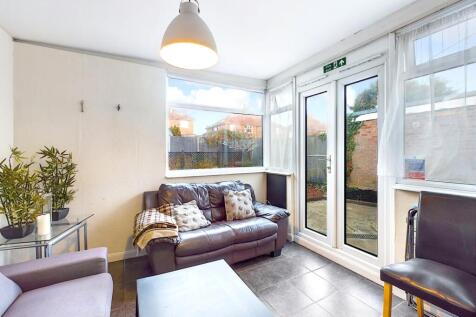 218 Shipton Road - Lounge