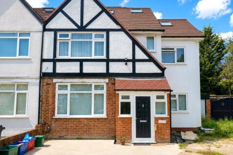 No Deposit Option Available For Tenants. ROOM LET A first floor double room with the added benefit of an en-suite shower room. The property is located in a shared house which has been recently refurbi
