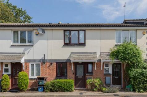 Grove End, E18