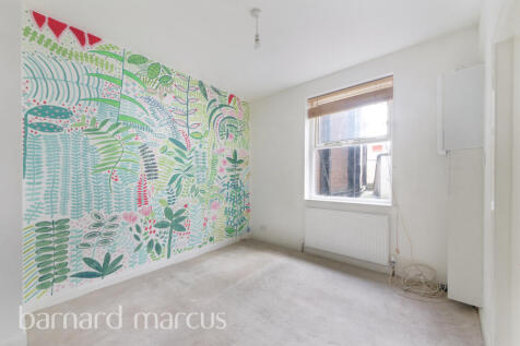 *CENTRALLY LOCATED IN THE HEART OF MITCHAM* This flat to rent is located conveniently for Mitcham, Tooting, Morden & more call us now...