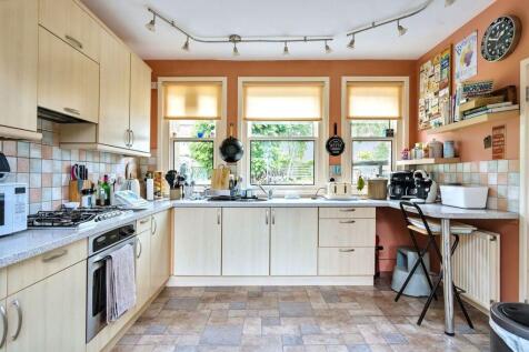 4 bed, 3 bath Detached in Leeds - Photo 7