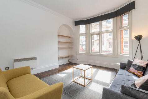 Avery Residential are proud to offer this beautifully presented grade 2 listed apartment situated in heart of the financial district. The apartment hosts a large Living Dining area with double doors l