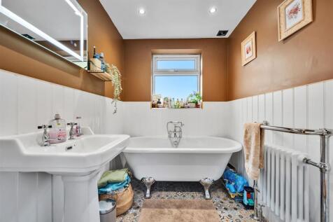 Bedroom One en-suite bathroom.jpg