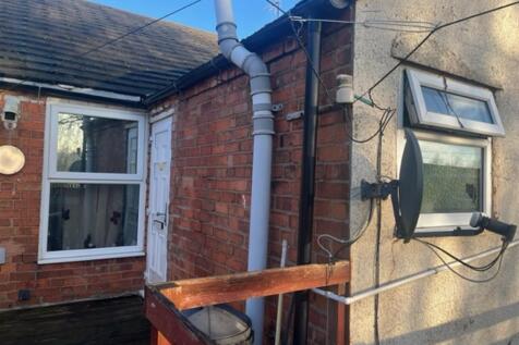 ****AVAILABLE END OF JULY**** Spacious, un furnished 1 Bedroom Flat. Conveniently located within a stone’s throw of Tysley Railway Station. Briefly comprises of fully fitted kitchen with Electric oven