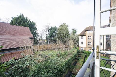 ZERO DEPOSIT AVAILABLE. LONG LET. Set on the 2nd floor purpose built development with concierge, this fantastic 2 bedroom flat offers bright and airy living space and a great location in a peaceful re