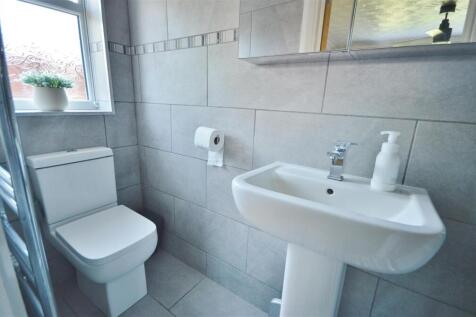 EN-SUITE SHOWER ROOM