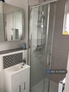 Top Floor Ensuite Bathroom &amp; Toilet