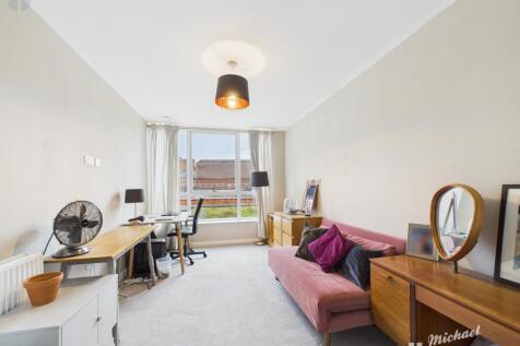 CAM03218G0-PR0568-STILL004