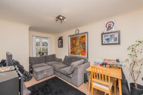 Living / Dining Area: