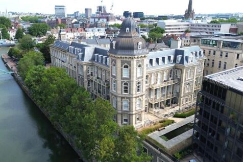 A stunning two bedroom apartment situated within Flour House, a building which forms part of the award winning The General development. This partially gated riverside community offers the perfect city
