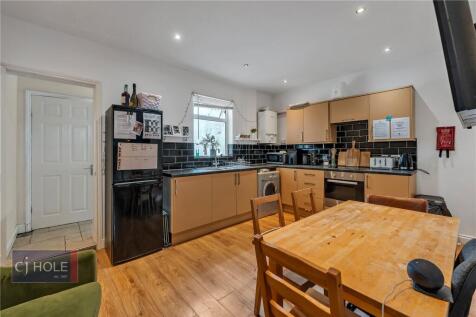 A four bedroom furnished home, with white goods included, perfectly suited to a group of professional sharers seeking a vibrant Bristol lifestyle with excellent local amenities on the doorstep. The pr