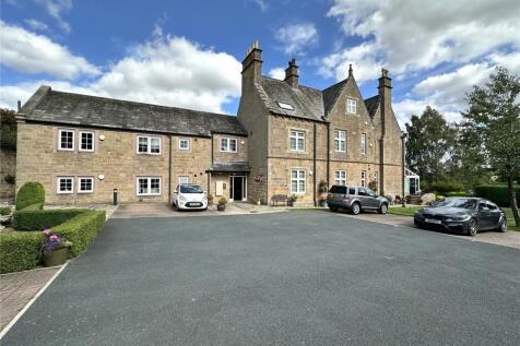 AVAILABLE TO LET LATE JULY - A well-presented three bedroom duplex apartment set within a quiet private gated development in the sought-after LS17 area of Bardsey. This spacious property is arranged o
