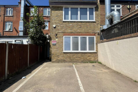 Addison Townsend are delighted to present this beautifully appointed and contemporary studio apartment, finished to a high standard throughout. The property boasts hardwood flooring, a stylish open-pl