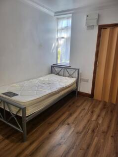Castle Residential are delighted to offer this modern studio flat. Located very close to the local shops, bus links, and West Ealing station. The property comprises good size room with wood floors thr