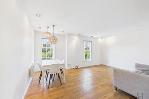 Lounge/Dining Area