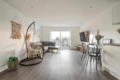 Marina Court, EN9