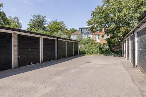 Queenswood Gardens, E11