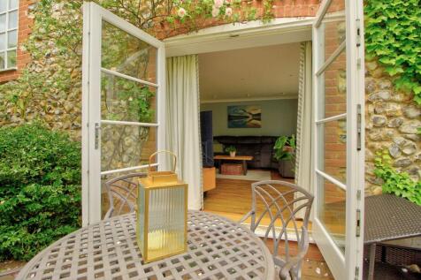 Side terrace for cooling drinks