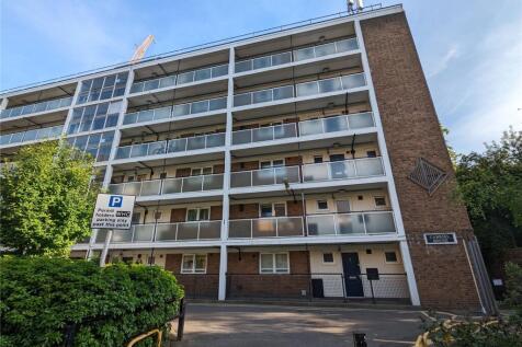 Ellis and Co are delighted to be offering onto the rental market this exceptionally well presented and spacious three bedroom first floor flat ideally located close to local schools, shops and transpo