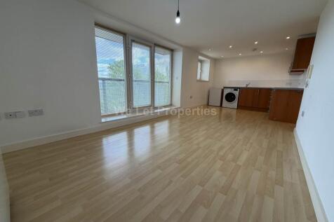 We Let Properties have this smart 6th floor one bedroom, unfurnished apartment located inside a gated secure community of Lakeside Rise. The property has spacious rooms with balcony and stunning views