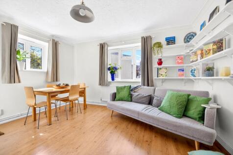Reception For Sale 2 Bedroom Flat Essex Court Crystal Palace SE19 Nested Estate Agents photography by 07913296114