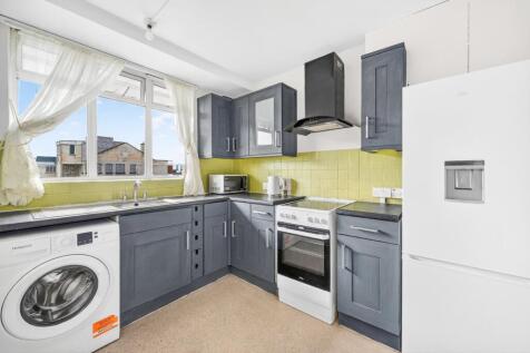 A well-presented 1 bedroom flat, located within the residential development of Brunswick Court, moments from Barbican station.