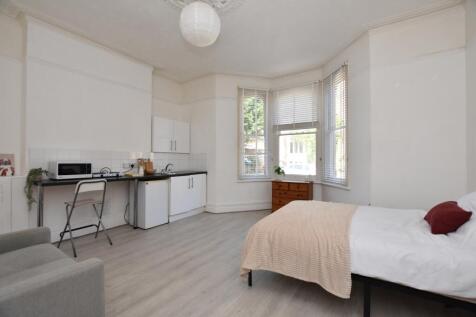 Utility Bills Included ( Gas, Electric, Water, Internet ) A good sized double room with kitchenette in a 10 bedroom house. Available to students only from the 25th July, please email your enquiry from