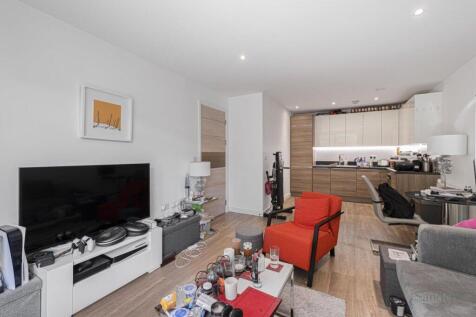 VIRTUAL TOUR AVAILABLE Sanders Property are pleased to bring to the market this beautiful 2nd floor flat located in the lovely Marina Wharf development within Surrey Quays. The property is only a few
