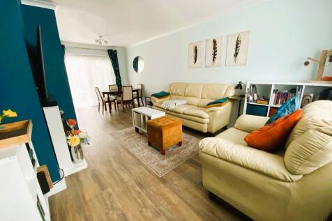 LIVING ROOM 22'5 x 11'7