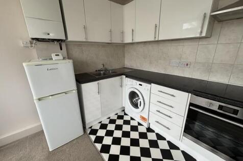 Two bedroom unfurnished maisonette available immediately for a long let . Adjacent to Richmond park and managed professionally . 100 meter radius from Roehampton High Street.