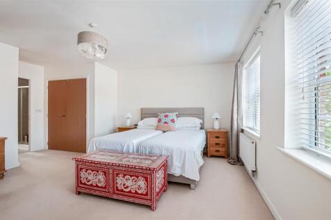 5 Sycamore Close -3.jpg