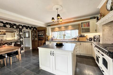 5 bed, 2 bath Farm House in Manchester - Photo 8