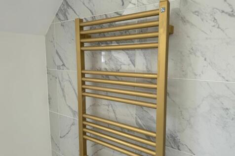 En Suite to Bedroom 1