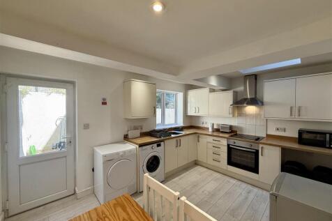 5 Bedroom House in LL57 2AP
