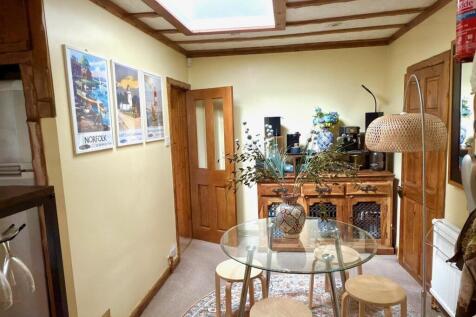 KITCHEN DINING AREA.jpg