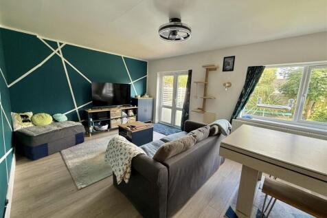 Living/Dining Room: