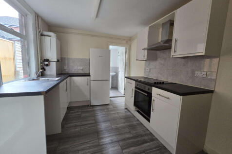 Spacious 4 bedroom House - Chain FREE Investment