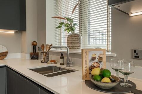 kitchen sink & window close