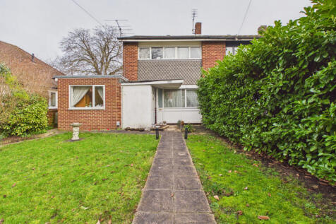 4 bed semi-detached house to rent Loddon Bridge R