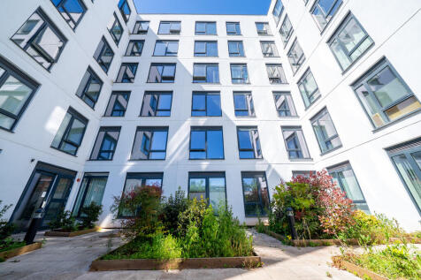 Discover your perfect urban retreat in this spacious and contemporary one-bedroom apartment located on the ground floor of Moseley Gardens, a vibrant residential community in the heart of Digbeth. Thi