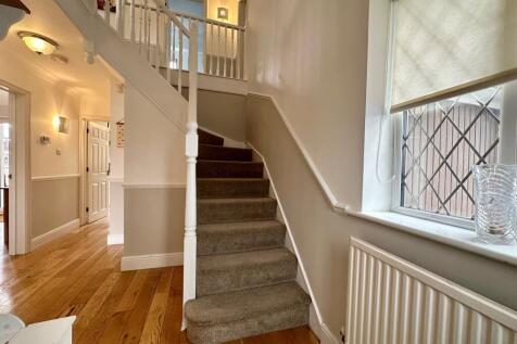 Entrance Hall / Galleried Landing