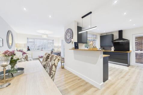 Lounge/Dining Room through to Kitchen