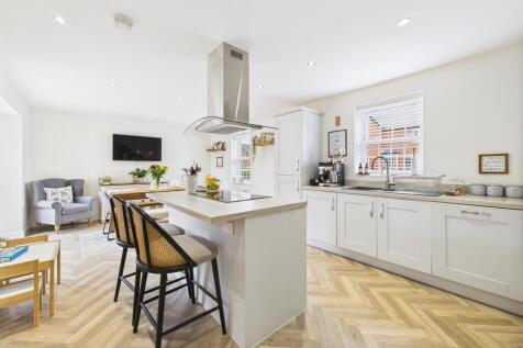 Kitchen/ Dining Area